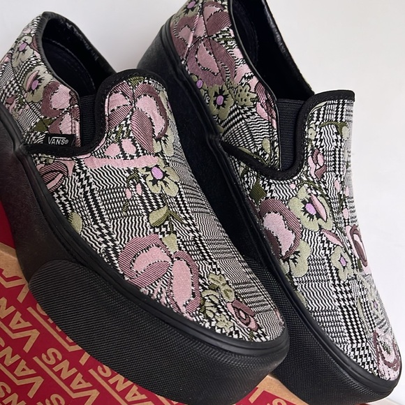 Vans WMNS Classic Slip-On Stackform Tapestry Floral Black
VN0A7Q5RBM8
Platforms - Picture 7 of 16